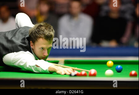 London, UK. 15. Januar 2013. Judd Trump in Aktion gegen Barry Hawkins während des Masters Snooker von Alexandra Palace. Stockfoto