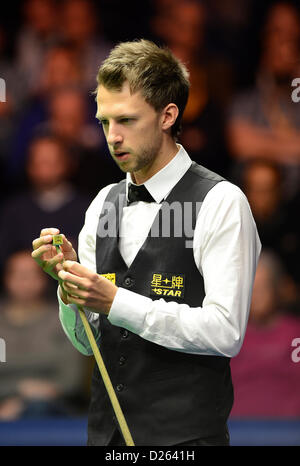 London, UK. 15. Januar 2013. Judd Trump in Aktion gegen Barry Hawkins während des Masters Snooker von Alexandra Palace. Stockfoto