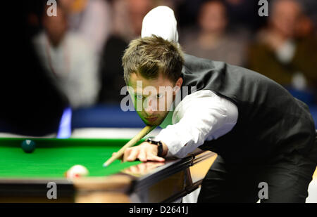 London, UK. 15. Januar 2013. Judd Trump in Aktion gegen Barry Hawkins während des Masters Snooker von Alexandra Palace. Stockfoto
