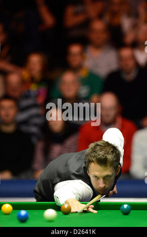 London, UK. 15. Januar 2013. Judd Trump in Aktion gegen Barry Hawkins während des Masters Snooker von Alexandra Palace. Stockfoto