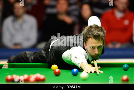 London, UK. 15. Januar 2013. Judd Trump in Aktion gegen Barry Hawkins während des Masters Snooker von Alexandra Palace. Stockfoto