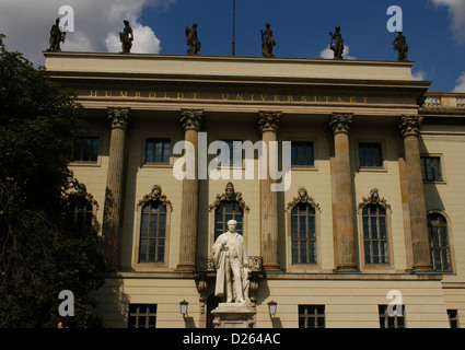 Humboldt-Universität. Fassaden- und Statue von dem deutschen Physiker Hermann von Helmholtz (1821-1894). Berlín. Deutschland. Stockfoto