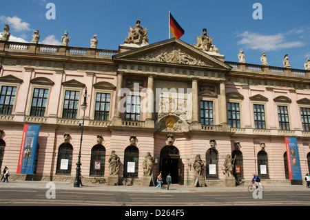 Deutschland. Berlin. Deutsches Historisches Museum. Im Jahr 1987 gegründet. Fassade des Zeughauses, das Hauptgebäude. Stockfoto