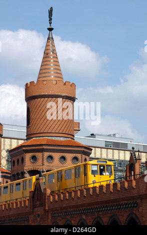 Deutschland. Berlin. Berlin U-Bahn laufen durch die Oberbaum-Brücke, erbaut im Jahre 1732. Stockfoto