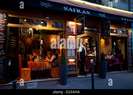 Safran indisches Restaurant im Quartier Latin in Paris. Kellner stehen im freien ruft neue Kunden Stockfoto