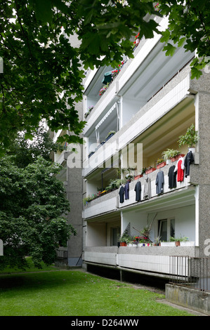 Berlin, Deutschland, hängt Wäsche zum Trocknen auf dem Balkon Stockfoto