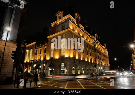 Außenseite des The Ritz Hotel Piccadilly in der Nacht Stockfoto