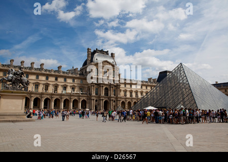 Louvre-Palast mit seiner Pyramide Tor und Touristen in der Schlange zu bekommen. Paris, Frankreich Stockfoto