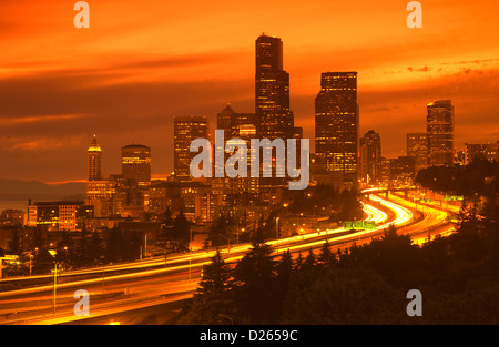ROUTE 5 INTERSTATE-HIGHWAY SKYLINE VON DOWNTOWN SEATTLE WASHINGTON STATE USA Stockfoto