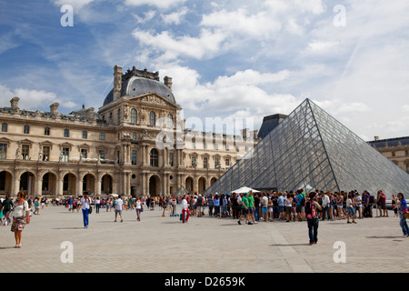 Louvre-Palast mit seiner Pyramide Tor und Touristen in der Schlange zu bekommen. Paris, Frankreich Stockfoto