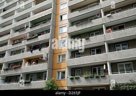 Berlin, Deutschland, Unsanierter Platte mit Balkon am Alexanderplatz Stockfoto