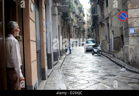 Straßenszene mit Mann in Tür Palermo Stockfoto