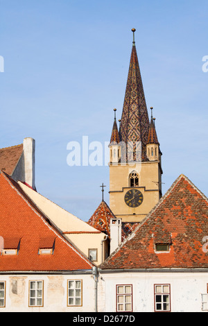 Sibiu, Hermannstadt in Siebenbürgen, evangelische Kirche der Deutsch-sächsischen Minderheit Kirchturm. Rumänien, Sibiu. Stockfoto