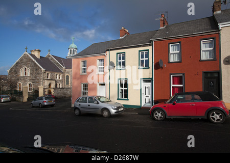 Bunte Irish Terrasse beherbergt neben langen Turm Kirche Nordirland Derry Londonderry Stockfoto