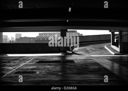 Innenraum-Parkhaus, abstrakt, Birmingham UK Stockfoto