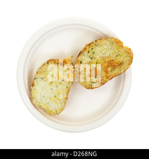 Zwei Scheiben dick Weißbrot, der gekrönt wird, mit Käse und Knoblauch, die auf einen Pappteller geröstet wurde. Stockfoto