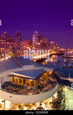 OUTDOOR-RESTAURANT PIER 66 BELL STREET MARINA ELLIOT BAY DOWNTOWN SKYLINE VON SEATTLE WASHINGTON STATE USA Stockfoto