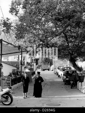 Griechische orthodoxe Priester walking mit Frau in Parga, Preveza, Griechenland PIC von DAVID BAGNALL Stockfoto