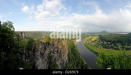 Panoramablick auf die Elbe und der Ort Rathen Rathen, Deutschland, Stockfoto