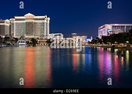 Caesars Palace und Flamingo Hotel und Casino in Las Vegas Blvd. bei Nacht-Las Vegas, Nevada, USA. Stockfoto