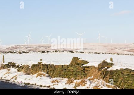 Rochdale Lancashire 15. Januar 2013. Windkraftanlagen auf Wissen Moor in der Nähe von Rochdale sind Bestandteil der größte Onshore-Windpark in England mit 26 Turbinen mit einer Nennkapazität von 65MW. Schnee auf dem Moor diese Woche mit größerer Wahrscheinlichkeit in den kommenden Tagen und einer laufenden Prognose von Temperaturen unter dem Gefrierpunkt für mindestens eine Woche vor gefallen, doch die Windstille bedeutet die Turbinen sind nicht zu allen Zeiten und nur rund langsam zu jenen Zeiten, wann sie arbeiten, die Leistung ist unter maximal zu einem Zeitpunkt, wenn es am meisten gebraucht um die Nachfrage nach Strom. Stockfoto