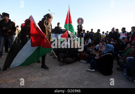 15. Januar 2013 - Ramallah, Westjordanland, Palästina - palästinensische Demonstranten versammeln sich an der Bab al-Shams (Tor der Sonne) '' Außenposten '' Palästinenser vor kurzem errichtet in die umstrittene Westjordanland Bereich bekannt als E1 befindet sich östlich von Jerusalem und in der Nähe der jüdischen Siedlung Maaleh Adumim, am 15. Januar 2013 zurück. Israelische Polizei vertrieben Dutzende von palästinensischen Aktivisten am 13. Januar 2013, von der ersten ihrer Art Protest-Camp einrichten sie einem Westjordanland Gebiet geplant für jüdische Siedlung (Credit-Bild: © Issam Rimawi/APA Images/ZUMAPRESS.com) Stockfoto