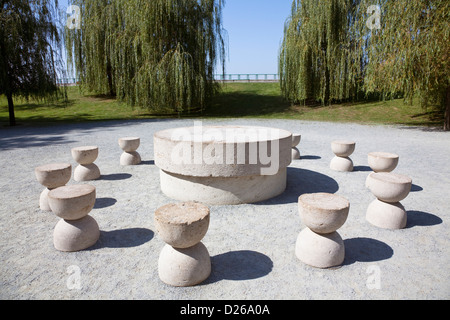 Der Tisch des Schweigens von Constantin Brancusi, Targu Jiu, 1938. Es ist Teil eines Skulpturenensembles. Rumänien, Targu Jiu Stockfoto