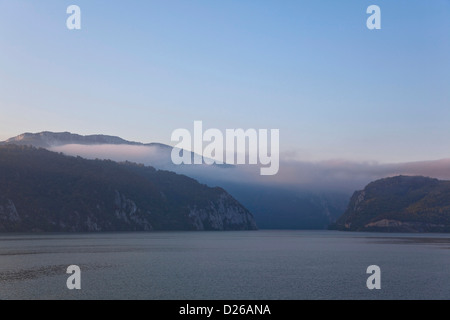 Eisentor, Portile de Fier. Die Donau in der Nähe von Eselnita unterhalb der Cazanele Mici. Rumänien Stockfoto