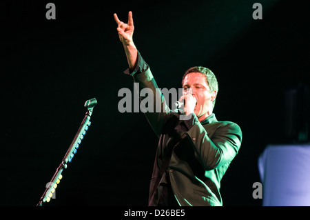 Stephen Jenkins singt während der Mit-Konzert. Stockfoto