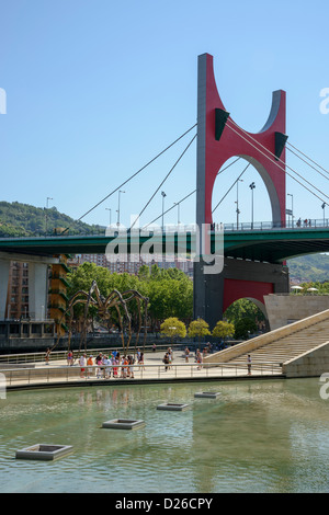 Guggenheim Museum Bilbao, Brücke über den Fluss Nervión Stockfoto