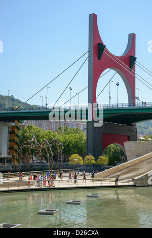 Guggenheim Museum Bilbao, Brücke über den Fluss Nervión Stockfoto