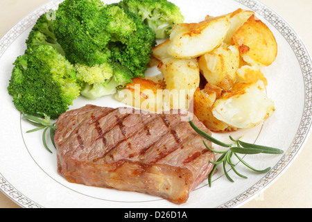 Gegrilltes Roastbeef Steak (New York Steak) serviert mit Knoblauch-Kartoffeln und gekochten Brokkoli Stockfoto