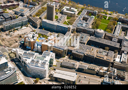 Luftaufnahme des Hauptcampus am Massachusetts Institute of Technology, darunter das Frank Gehry entworfene Stata Center Stockfoto