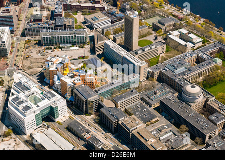 Luftaufnahme des Hauptcampus am Massachusetts Institute of Technology, darunter das Frank Gehry entworfene Stata Center Stockfoto