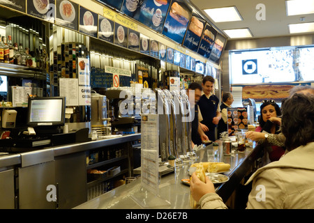 Bar-Madrid Spanien Brillante Calamares Stockfoto