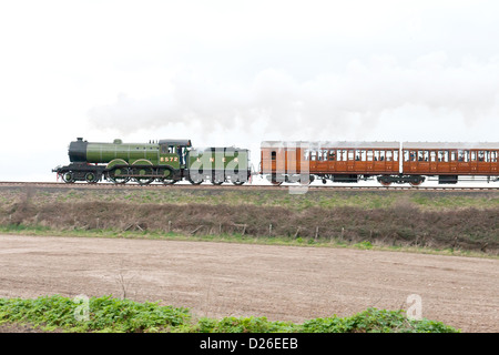 Dampflok zieht einen Personenzug auf der North Norfolk Railway - Seitenansicht Stockfoto