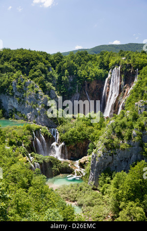 Die Plitvicer Seen in die National Park Plitvicka Jezera in Kroatien. Der große Fall (Veliki Slap). Europa, Süd-Kroatien Stockfoto