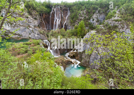 Die Plitvicer Seen in die National Park Plitvicka Jezera in Kroatien. Der große Fall (Veliki Slap) im Frühjahr. Europa, Süd-Kroatien Stockfoto