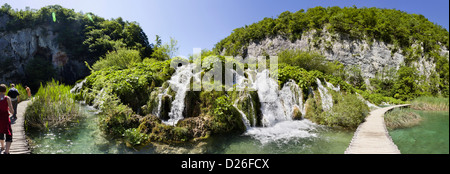 Die Plitvicer Seen in die National Park Plitvicka Jezera. Die unteren Seen, Kaskade in Kaluderovac See. Europa, Süd-Kroatien Stockfoto