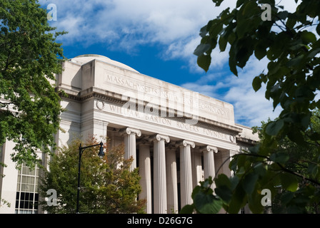 Die Fassade des Gebäudes 7 (77 Mass Ave) auf dem Campus des Massachusetts Institute of Technology, Cambridge MA Stockfoto