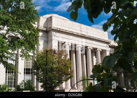 Die Fassade des Gebäudes 7 (77 Mass Ave) auf dem Campus des Massachusetts Institute of Technology, Cambridge MA Stockfoto