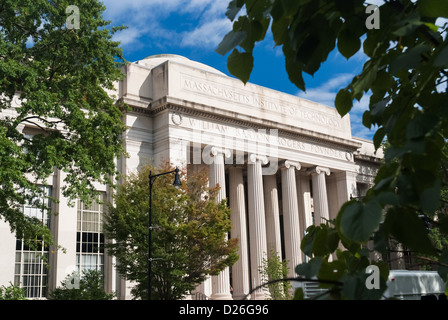 Die Fassade des Gebäudes 7 (77 Mass Ave) auf dem Campus des Massachusetts Institute of Technology, Cambridge MA Stockfoto