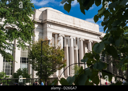 Die Fassade des Gebäudes 7 (77 Mass Ave) auf dem Campus des Massachusetts Institute of Technology, Cambridge MA Stockfoto