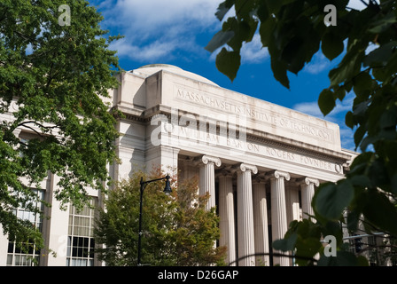 Die Fassade des Gebäudes 7 (77 Mass Ave) auf dem Campus des Massachusetts Institute of Technology, Cambridge MA Stockfoto