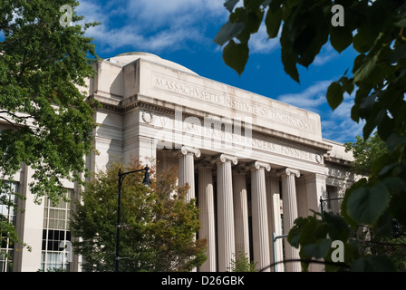 Die Fassade des Gebäudes 7 (77 Mass Ave) auf dem Campus des Massachusetts Institute of Technology, Cambridge MA Stockfoto