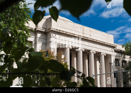 Die Fassade des Gebäudes 7 (77 Mass Ave) auf dem Campus des Massachusetts Institute of Technology, Cambridge MA Stockfoto