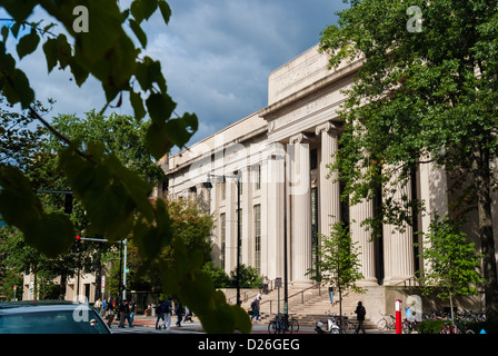 Die Fassade des Gebäudes 7 (77 Mass Ave) auf dem Campus des Massachusetts Institute of Technology, Cambridge MA Stockfoto