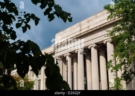 Die Fassade des Gebäudes 7 (77 Mass Ave) auf dem Campus des Massachusetts Institute of Technology, Cambridge MA Stockfoto