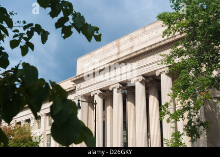 Die Fassade des Gebäudes 7 (77 Mass Ave) auf dem Campus des Massachusetts Institute of Technology, Cambridge MA Stockfoto