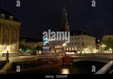 Kopenhagen, Dänemark, Blick über eine Frederiksholms Kanal für Højbro Square bei Nacht Stockfoto